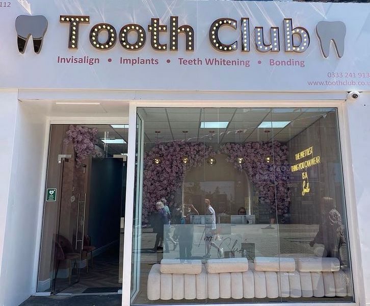 tooth club shopwindow
